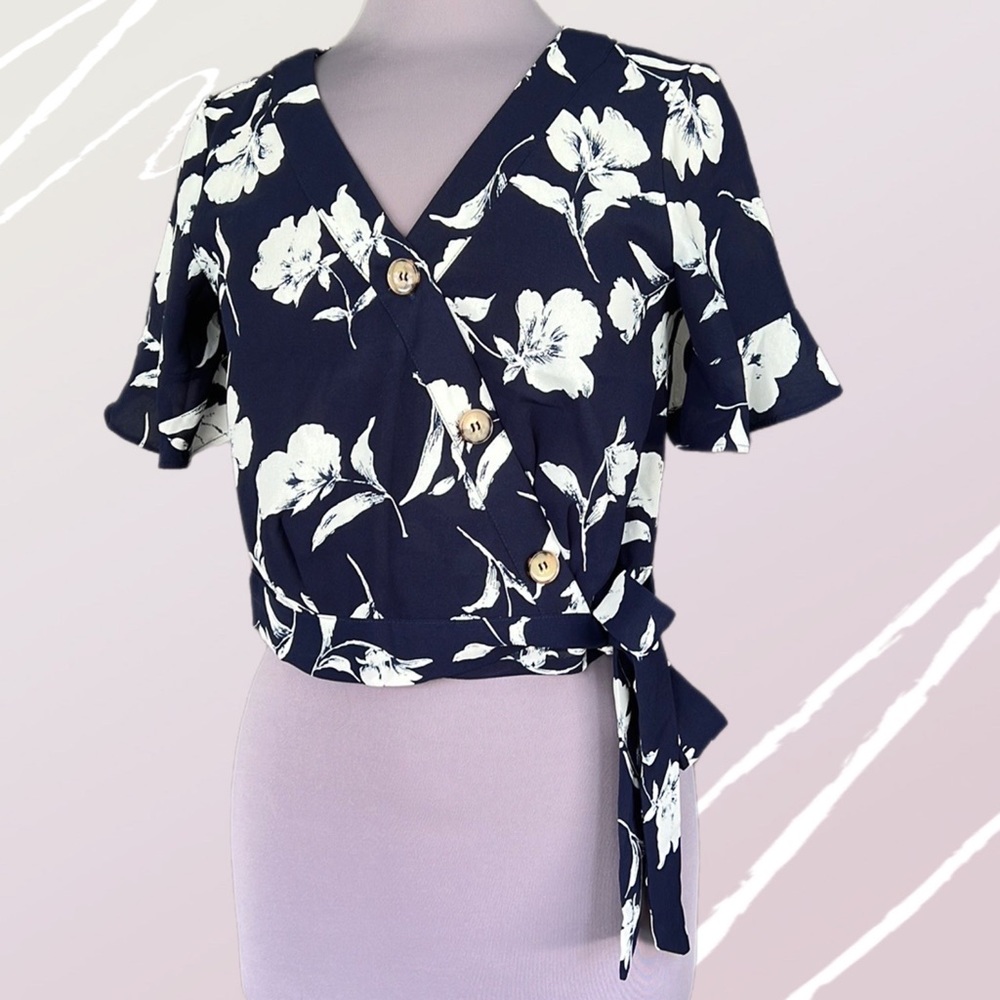 Everly Wrap Crop Top Junior’s Small -awesomeness!
